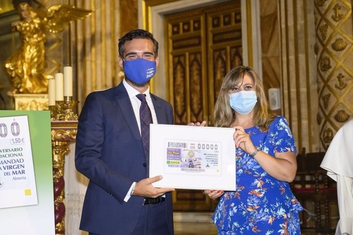 El alcalde presenta el cupón de la ONCE en honor a la Virgen del Mar, patrona de Almería
