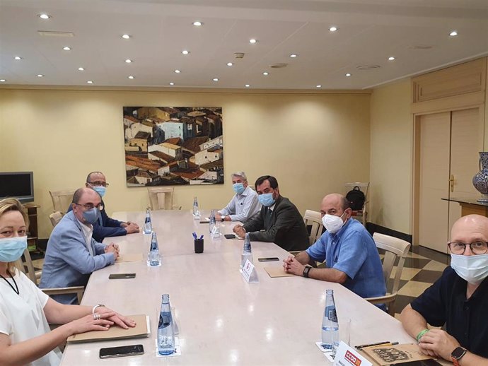 Reunión de los responsables del Gobierno de Aragón con agentes sociales.