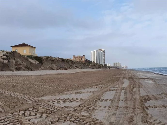 Sueca limpia su playa