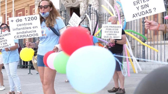 Manifestación ante San Telmo del sector del ocio infantil