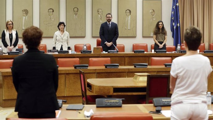 La ministra de Educación, Isabel Celaá (2-i), junto a varios diputados, guarda un minuto de silencio por las víctimas de COVID-19 antes de comparecer ante la comisión del ramo en el Congreso de los Diputados para explicar las medidas adoptadas por su de