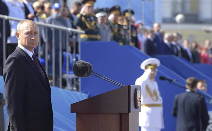 Vladimir Putin encabeza los actos del Día de la Armada