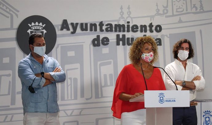 La presidenta del Grupo Municipal del PP en Huelva, Pilar Marín, en rueda de prensa.