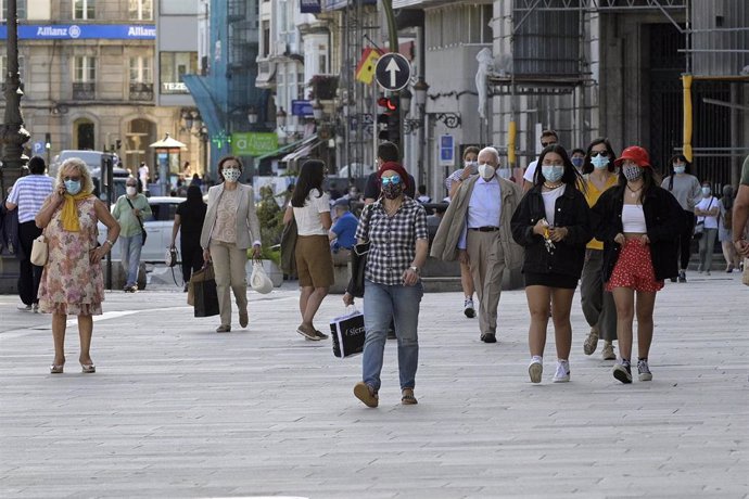 Ambiente en las calles durante el primer día de prohibición de fumar en la vía pública en Galicia si no existe una distancia de dos metros de separación con otras personas