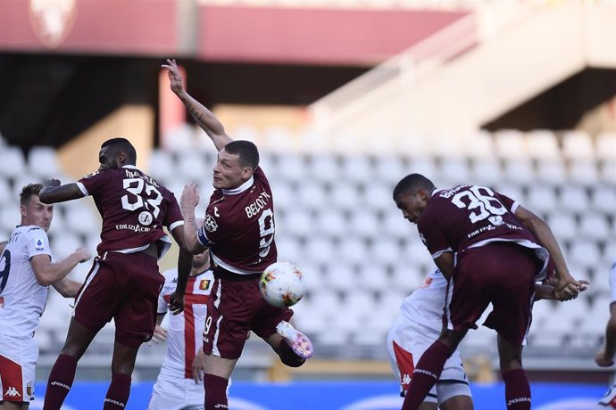 Jugadores del Torino en un partido de la Serie A frente al Genoa