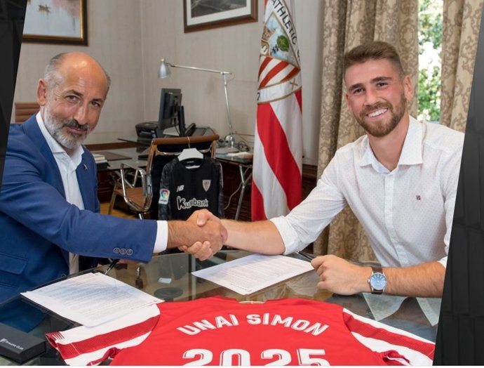 El presidente del Athletic Club de Bilbao, Aitor Elizegi, y Unai Simón firman la renovación del contrato del guardameta
