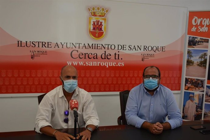 El alcalde accidental de San Roque, Juan Manuel Ordoñez, y el teniente de alcalde de la zona del Guadiaro, Oscar Ledesma