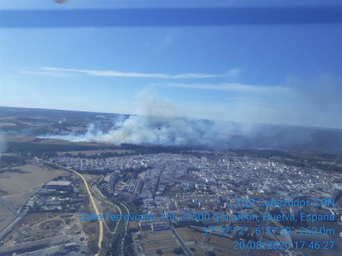 Imagen del incendio en el paraje 'El Cabezo' de Gibraleón (Huelva)
