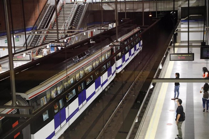 Pasajeros se dirigen a coger el metro en el intercambiador de Moncloa, en Madrid (España), a 1 de julio de 2020. La Consejería de Transportes, Movilidad e Infraestructuras pone en servicio a partir de hoy, día 1 de julio, el cien por cien de la oferta e