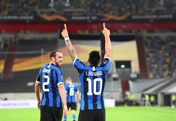 17 August 2020, Duesseldorf: Inter Milan's Lautaro Martinez (R) celebrates scoring his side's third goal with teammate Diego Godin during the UEFA Europa League semi-final soccer match between Inter Milan and FC Shakhtar Donetsk at the Merkur Spiel Aren