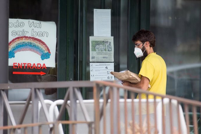 Un hombre en la puerta de la Residencia de ancianos de O Incio, en Lugo (España), donde se ha detectado un brote de coronavirus, el 20 de agosto de 2020.
