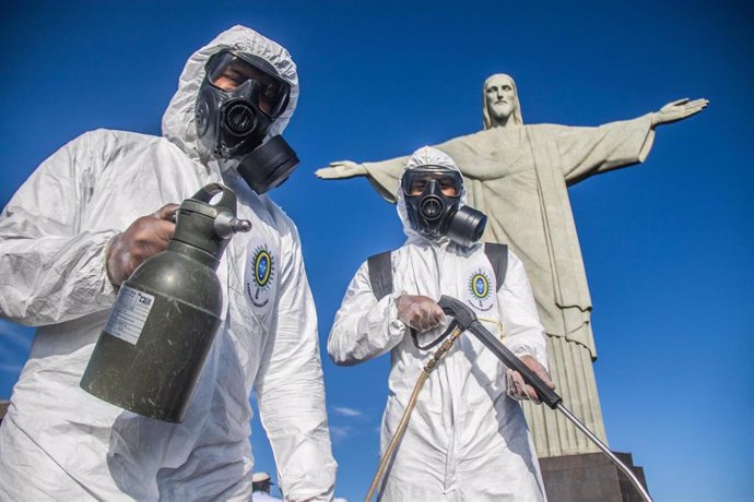 Un grupo de militares del Ejército de Brasil desinfecta una de las zonas más turísticas de Río de Janeiro, el Cristo de Corcovado.