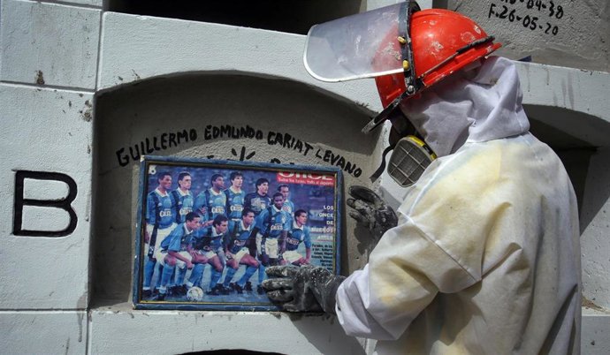 Un trabajador del cementerio de El Angel, en Lima.