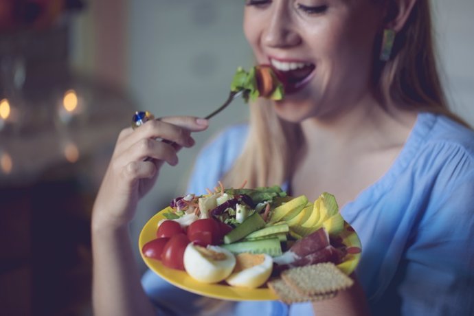 Mujer comiendo.