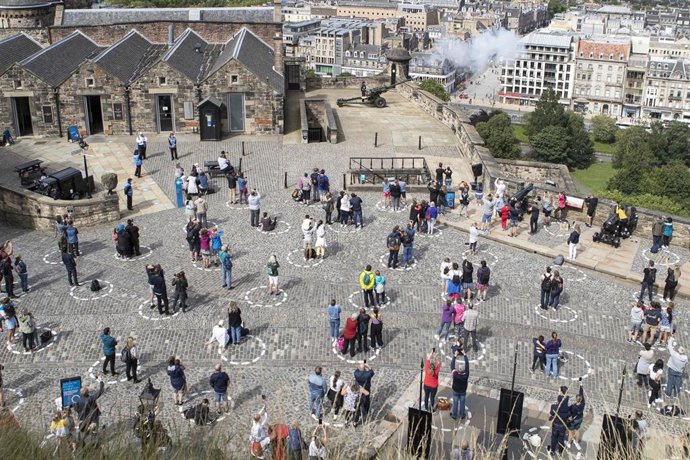 Visitantes en el Castillo de Edimburgo en círculos para mantener la distancia de seguridad