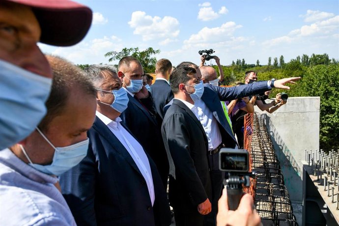 Volodimir Zelenski visita un puente en construcción en Zaporiyia