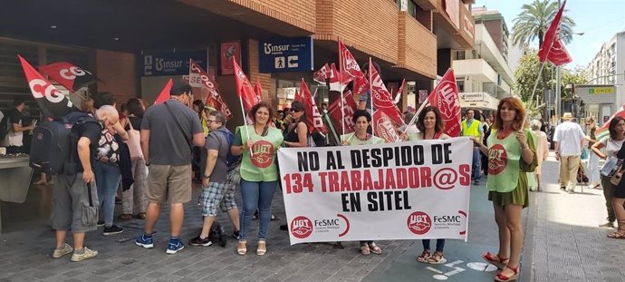 Protesta a las puertas de la sede de Sitel