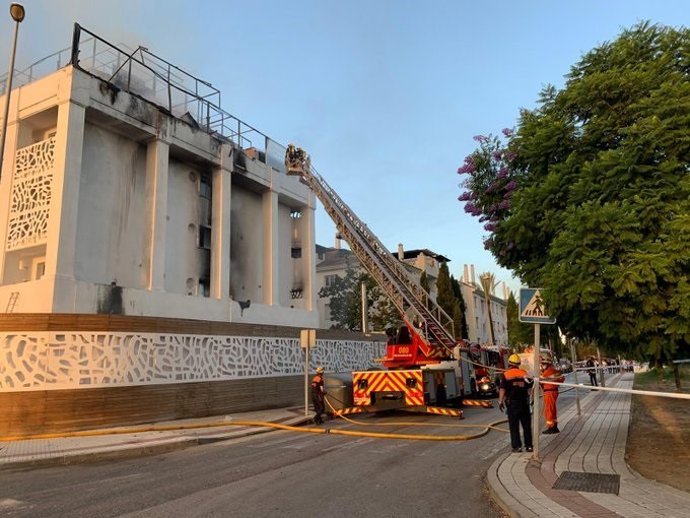Bomberos trabajan en un incendio en un hotel de Marbella