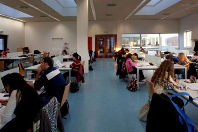 Sala de estudio de la biblioteca José Manuel Lara