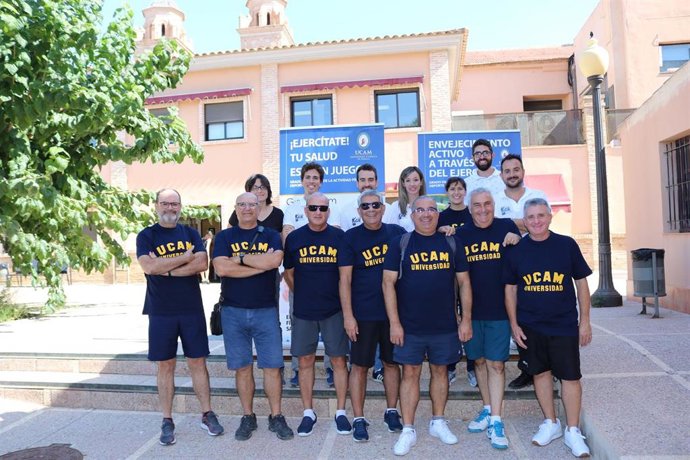 Equipo De Investigadores De GISAFFCOM (Grupo De Investigación En Salud, Actividad Física, Fitness Y Comportamiento Motor) Con Personas Mayores Que Han Participado En Uno De Los Estudios