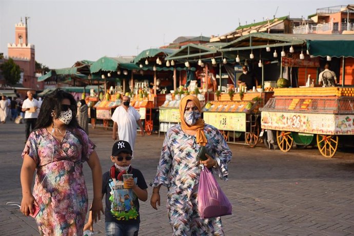 Mujeres con mascarilla pasean en Marrakech
