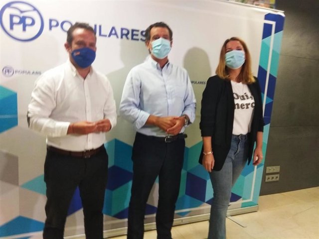 El presidente del PP en Baleares, Gabriel Company, con los diputados en el Congreso, Marga Prohens y Toni Fuster.