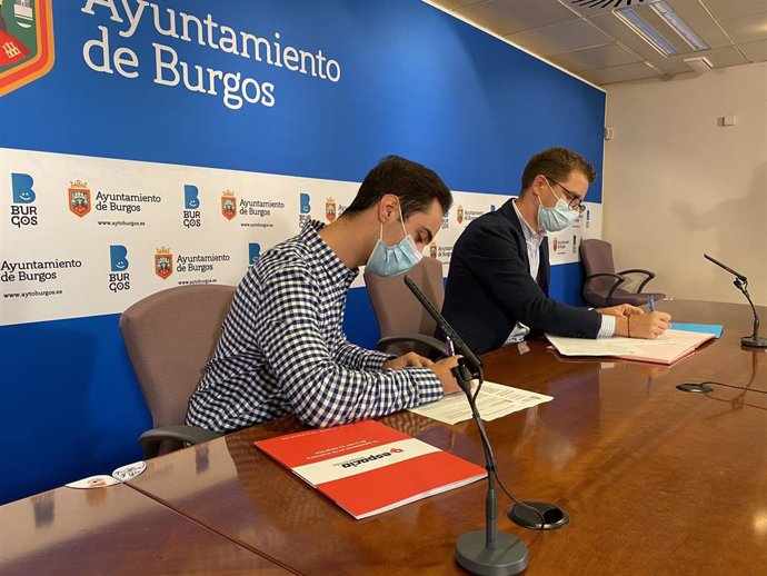 De izquierda a derecha. Álvaro Peso, presidente de AJE, y Josué Temiño, concejal de Juventud del Ayuntamiento de Burgos.