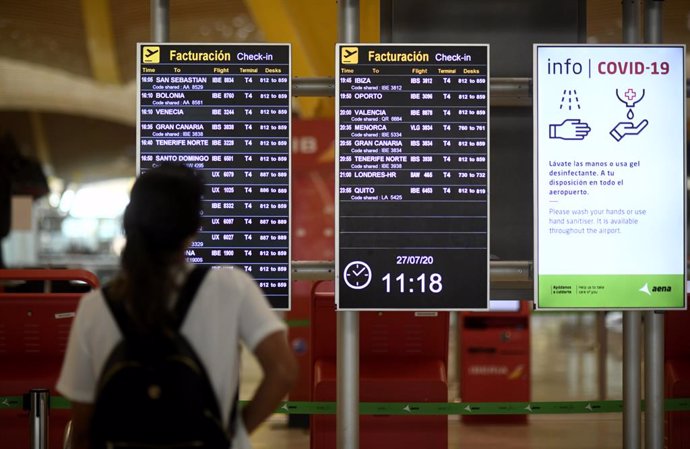 Un pasajero observa un panel de facturación en la terminal T1 del Aeropuerto de Madrid-Barajas Adolfo Suárez, en Madrid (España), a 27 de julio de 2020.
