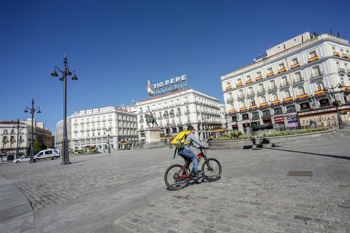 Un 'rider' de Glovo circula por la Puerta del Sol el día, en Madrid (España) a 4 de abril de 2020.