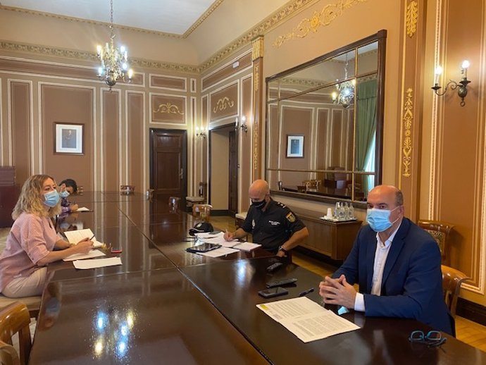 El delegado del Gobierno en Canarias, Anselmo Pestana, en una reunión con Cuerpos de Seguridad del Estado