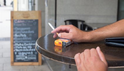 Un juez anula la nueva orden de la Comunidad de Madrid que prohíbe fumar en la vía pública