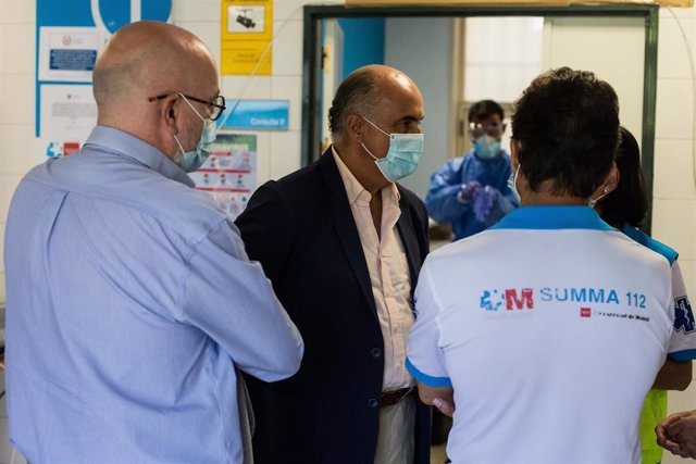 El viceconsejero de Salud Pública y Plan Covid-19 de la Comunidad de Madrid, Antonio Zapatero, visita el dispositivo para la realización de pruebas PCR en el Centro de Salud Federica Montseny, a 20 de agosto de 2020.