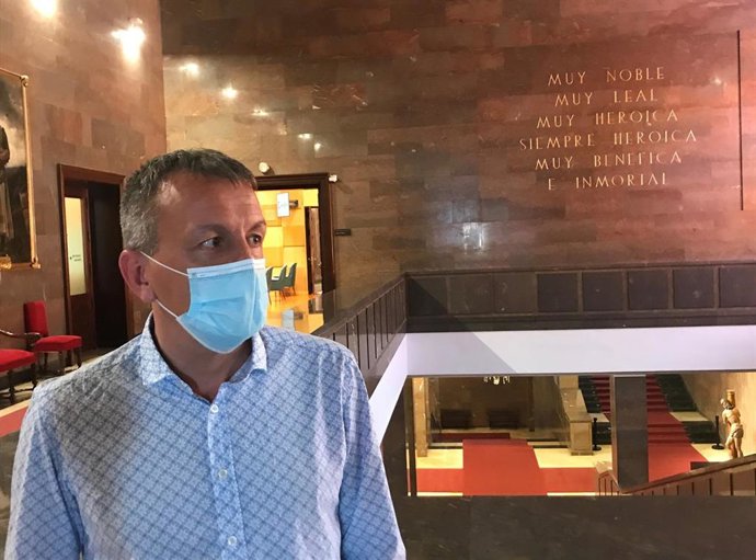 El portavoz del grupo municipal de Podemos, Fernando Rivarés