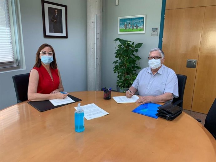 La vicepresidenta y consejera de Política Social, Isabel Franco, y el presidente de la Hospitalidad Santa Teresa, Vicente Villar, en la firma del convenio de colaboración