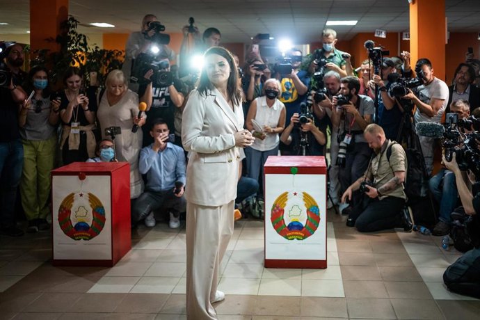 Svetlana Tianovskaya acude a votar en Minsk