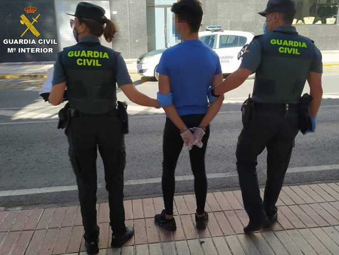 Uno de los cuatro detenidos
