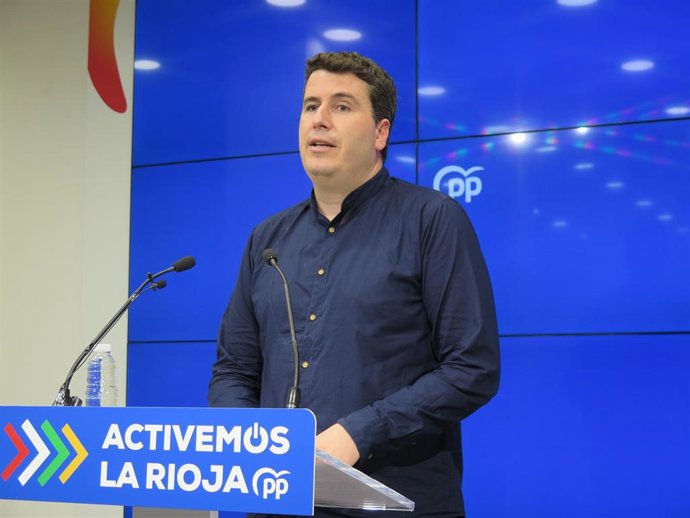 El coordinador general del PP de La Rioja, Diego Bengoa, en la rueda de prensa.