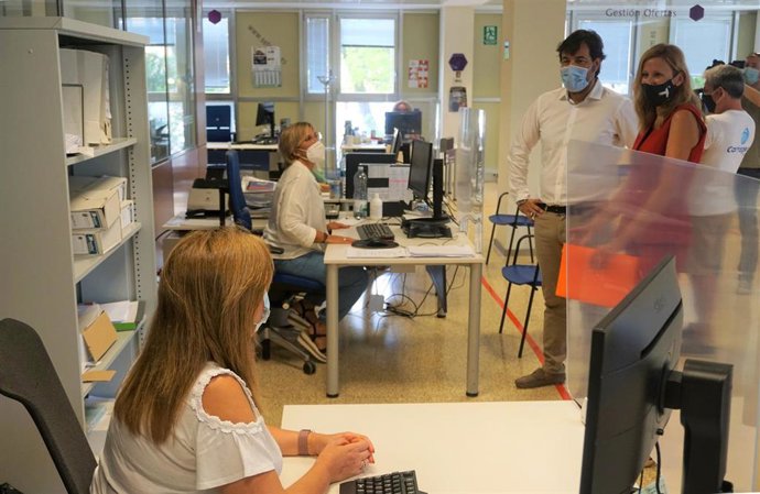 El consejero de Empleo, Investigación y Universidades, Miguel Motas, visita la oficina central del SEF en Cartagena