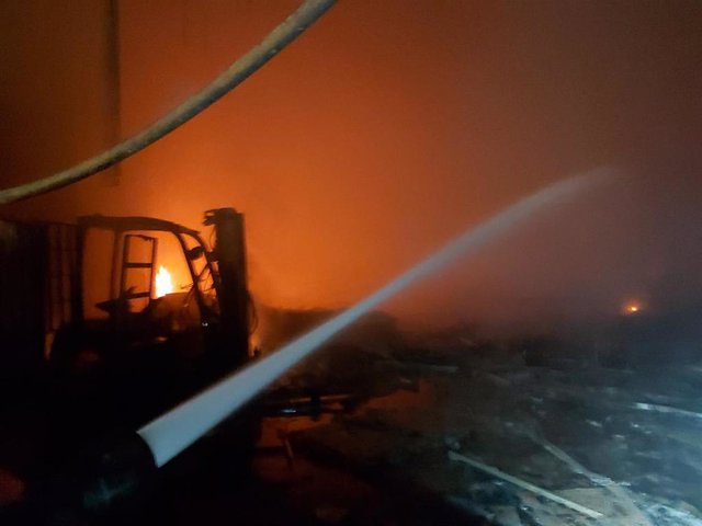 Incendio en una nave industrial dedicada a la fruta en la carretera de Chipiona