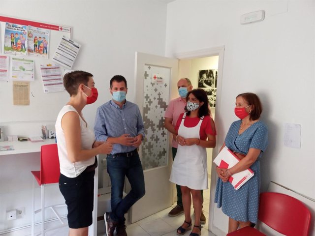 Tudanca visita las instalaciones de Cruz Roja en El Espinar.