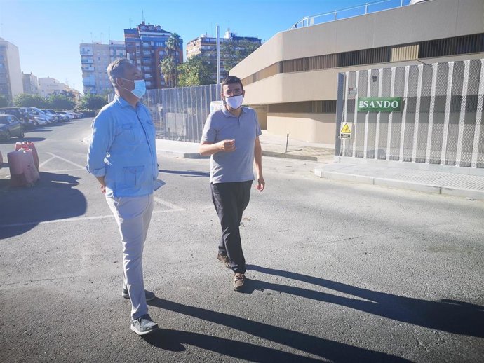 El parlamentario andaluz por el PSOE de Huelva Mario Jiménez, junto al teniente de alcalde de Urbanismo en el Consistorio onubense, Manuel Gómez, en su visita a las obras del centro de salud de Isla Chica.