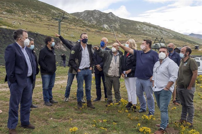 Visita de los consejeros de Desarrollo Rural y de Turismo a Alto Campoo