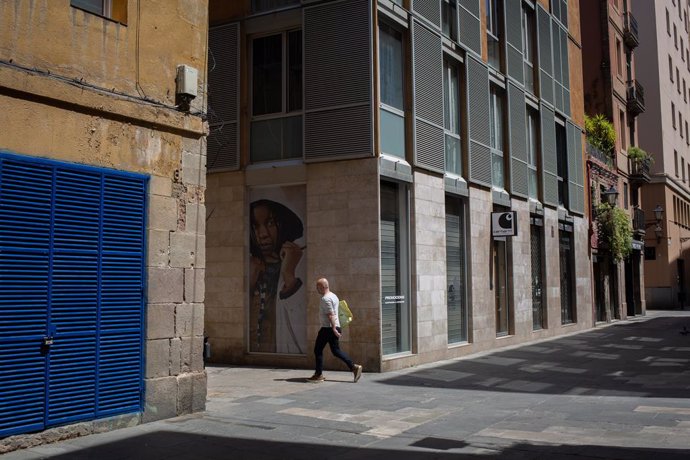 Un home camina per un carrer, a Barcelona/Catalunya (Espanya) a 4 de maig de 2020.