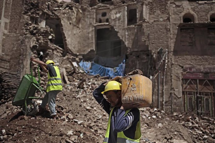 Colapso de un edificio en la capital de Yemen, Saná, por las inundaciones y las lluvias torrenciales 