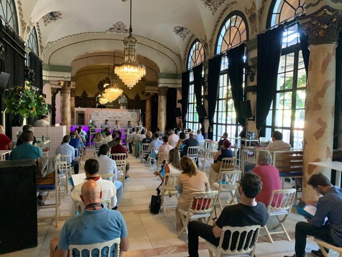 Reunión de empresarios de catering en el Casino de la Exposición para fijar recomendaciones en bodas promovida por la AHS