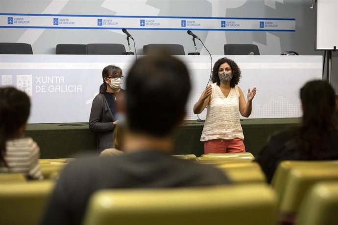 La directora xeral de familia, Amparo González, explica los protocolos a aplicar en las casas nido desde septiembre