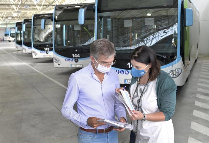 Gema Igual y César Díaz en la presentación de los seis nuevos autobuses híbridos del TUS