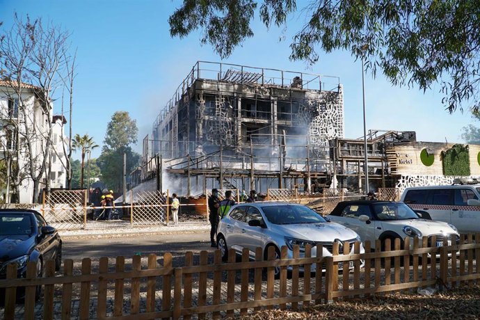Bomberos trabajan en la extinción del incendio en el hotel Sisu Boutique de Puerto Banús, en el que ha fallecido una persona y casi una decena han resultado heridas. En Marbella, (Málaga, Andalucía, España), a 21 de agosto de 2020.