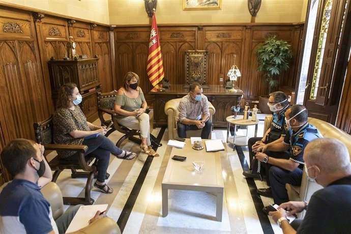 El alcalde de Terrassa (Barcelona), Jordi Ballart; las concejales Llusa Melgares y Mnica Polo, y mandos de la Policía Municipal.