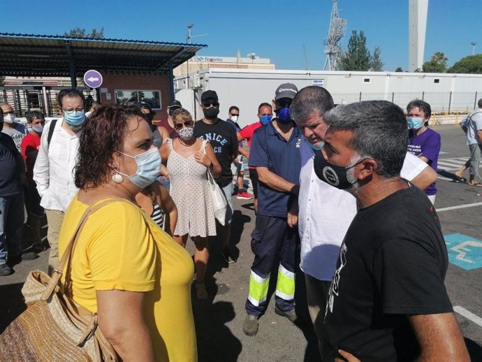 La parlamentaria de Adelante Andalucía, Ángela Aguilera, en una visita a los trabajadores de la empresa auxiliar del metal